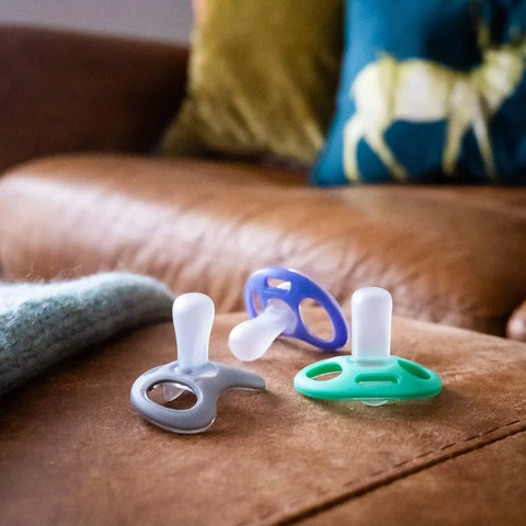 Tommee TippeeAdvanced Sensitive Skin Soother, Unique Shield for Less Skin Contact, Symmetrical Orthodontic Design, 6-18m, Pack of 4 Dummies Tommee Tippee